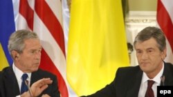 Джордж Буш (слева) и Виктор Ющенко на пресс-конференции в Киеве, 1 апреля 2008
