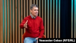 Istoricul Sergiu Musteață în studioul Europei Libere vorbind podcastului Pe Agendă