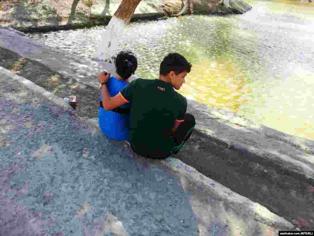 Ýaş juwanlar duşuşykda