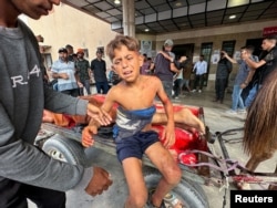  Момче е ранено от израелски обстрел наоколо до център за помощи, 20 юли 2025 година 