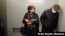 Qan xərçəngi olan Maziar Hashemi (sağda) həyat yoldaşı Fereshteh ilə Bostonda xəstəxanada