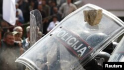 Policajac se brani od kamenja, 2010