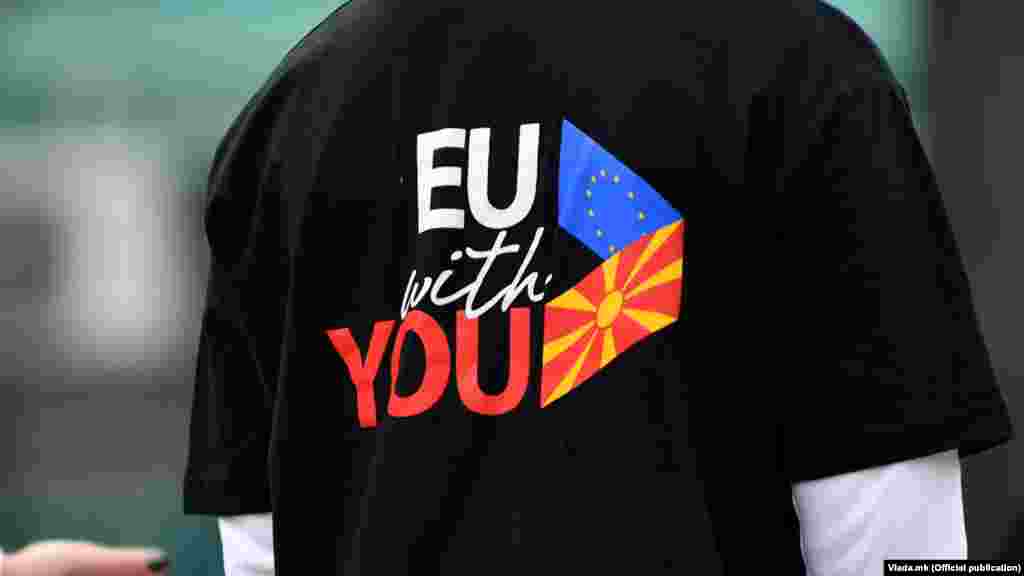 ЕУ -&nbsp;Европската унија препорачува С. Македонија преку таргетирана поддршка на најранливите домаќинства и фирми да ги ублажи потенцијалните последици од економски шокови. А земјата треба на среден рок да почне да го намалува примарниот дефицит за да се врати на своето ниво пред кризата, односно 2019, препорачува ЕУ.