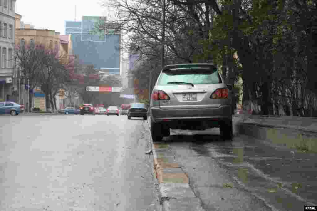 Bakının maşınla dolu səkiləri #9