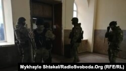 Поліція в лікарні, де утримується підозрюваний у нападі на Олега Михайлика