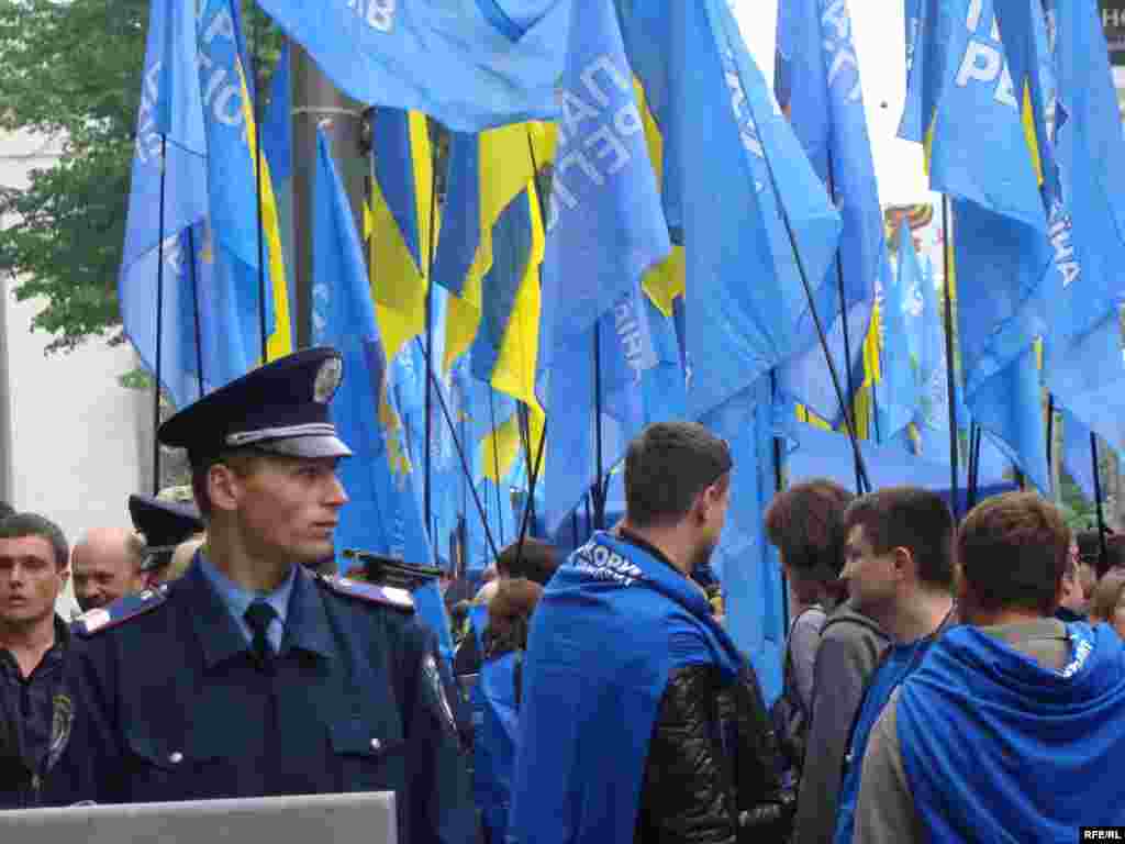 Вулицю Грушевського частково перекрили загороджувальними щитами. Однак це не перешкоджало руху транспорту. Мітинг біля будівлі Верховної Ради України відбувся без будь-яких інцидентів, міліція нікого не затримувала, повідомили в прес-службі Головного управління МВС України в Києві. Але Всеукраїнське об’єднання «Свобода» заявляє про затримання співробітниками міліції чотирьох прихильників партії, які брали участь у мітингу опозиційних сил біля Верховної Ради. 