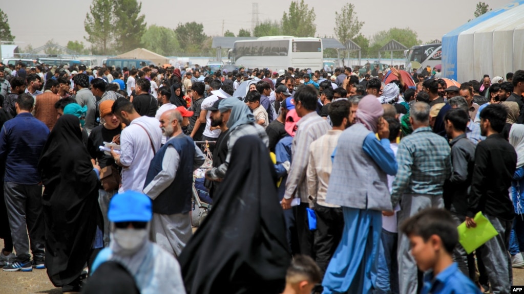 ورود پناهجویان افغان به مرز اسلام‌قلعه بین ایران و افغانستان