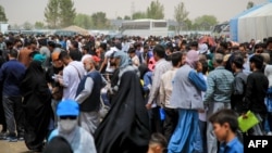 ورود پناهجویان افغان به مرز اسلام‌قلعه بین ایران و افغانستان