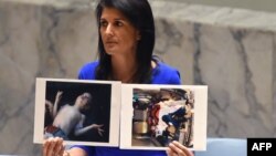 Ambasadoarea Statelor Unite la ONU Nikki Haley arată fotografii ale victimelor la o reuniune de urgență a Consiliului de Securitate ONU, New York, 5 aprilie 2017
