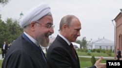 Президент Ирана Хасан Роухани и президент России Владимир Путин перед началом Каспийского саммита. Астрахань, 29 сентября 2014 года.