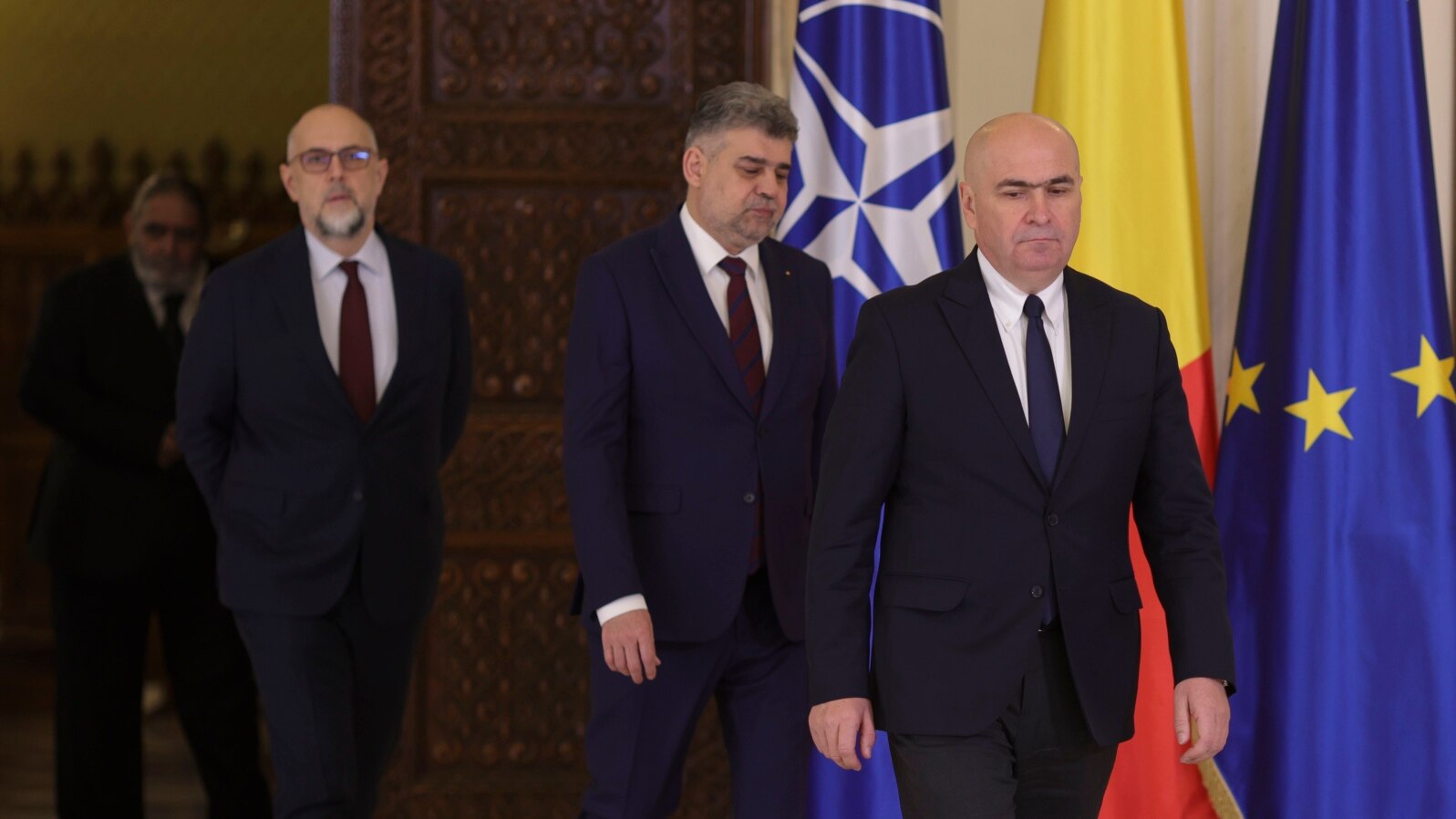 De la stânga la dreapta: Kelemen Hunor, Marcel Ciolacu și Ilie Bolojan. Partidele celor trei – UDMR, PSD și PNL – au condus România în ultimii patru ani, când țara a ajuns la un deficit bugetar record. 