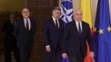 De la stânga la dreapta: Kelemen Hunor, Marcel Ciolacu și Ilie Bolojan. Partidele celor trei – UDMR, PSD și PNL – au condus România în ultimii patru ani, când țara a ajuns la un deficit bugetar record. 
