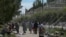Жизнь под сетками в Краматорске. Люди проходят вдоль уличного рынка