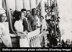 Ніколае (в чорному піджаку) і Єлена Чаушеску (у білій блузці) на балконі з виглядом на Університетську площу Бухареста. Подружжя вітало прибуття радянських військ до Румунії після перевороту, який повалив пронацистського правителя країни в серпні 1944 року