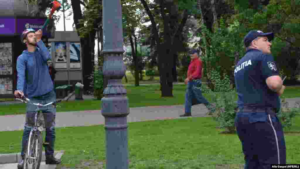 Activistul civic Oleg Brega la protest...