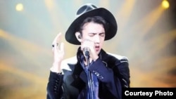 Популярный казахстанский певец Димаш Кудайберген на выступлении на конкурсе I`m a Singer в Китае.