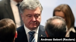 «Ми задоволені, що спільними зусиллями скандальну резолюцію, яка була підготовлена в Кремлі, прибрали з сайту Мюнхенської безпекової конференції», – сказав Порошенко