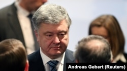 «Ми задоволені, що спільними зусиллями скандальну резолюцію, яка була підготовлена в Кремлі, прибрали з сайту Мюнхенської безпекової конференції», – сказав Порошенко 14 лютого