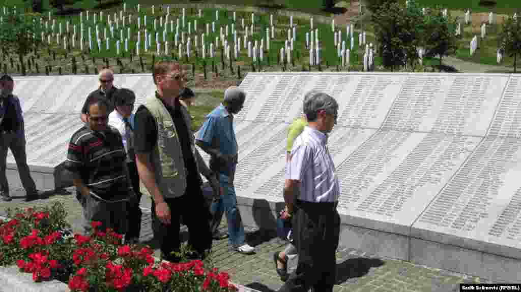 BiH - Delegacija Haškog tribunala posjetila je Srebrenicu, sa predstavnicima medija nisu razgovarali no fotografiranje je bilo dozvoljeno, 7. juni 2012. Foto: RSE / Sadik Salimović 