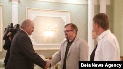 Аляксандар Лукашэнка вітае карэспандэнта Радыё Свабода Валера Каліноўскага