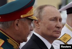 Vladimir Putin și ministrul rus al Apărării, Serghei Shoigu, duminică, 31 iunie 2022, la Sankt Petersburg