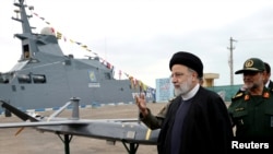 Президент Ирана Ибрахим Раиси посещает военно-морскую базу КСИР в портовом городе Бендер-Аббас на берегу Ормузского пролива в преддверии учений с Россией и КНР. Февраль 2024 года