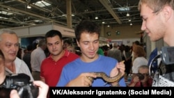 Александр Игнатенко (в центре) обвиняется в незаконной ловле животных