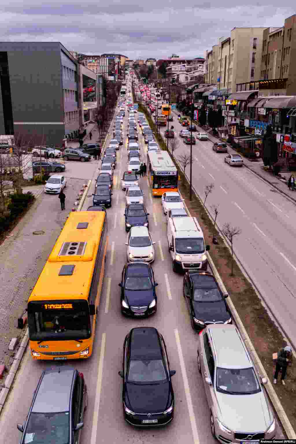 Dy autobusë të trafikut urban shihen në kolonat në Prishtinë. Si një zgjidhje për trafikun e rënduar, autoritetet lokale së voni kanë shtuar linjat e transportit publik, për të inkurajuar qytetarët që të mos përdorin shumë veturat e tyre.