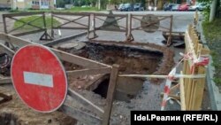 Жители рассказали, что весь город в ямах, на дне траншей ржавеют трубы, а сверху ямы заливает дождь