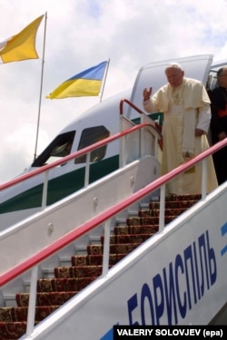 Іван Павло ІІ благословить Україну. Аеропорт «Бориспіль», 23 червня 2001 року