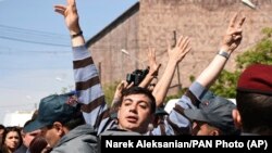 Polis etirazçını saxlayır, 19 aprel, 2018-ci il