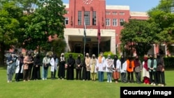 شماری از محصلین طبی دختر افغان در پاکستان