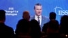 Delegati gledaju govor američkog ministra odbrane Petea Hegsetha na ekranu na sigurnosnom samitu Shangri-La Dialogue u Singapuru 30. maja.