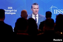 Delegati gledaju govor američkog ministra odbrane Petea Hegsetha na ekranu na sigurnosnom sumitu Shangri-La Dialogue u Singapuru 30. maja.