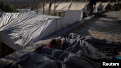 Izbeglice spavaju pored kampa Moria na Lezbosu, ilustrativna fotografija