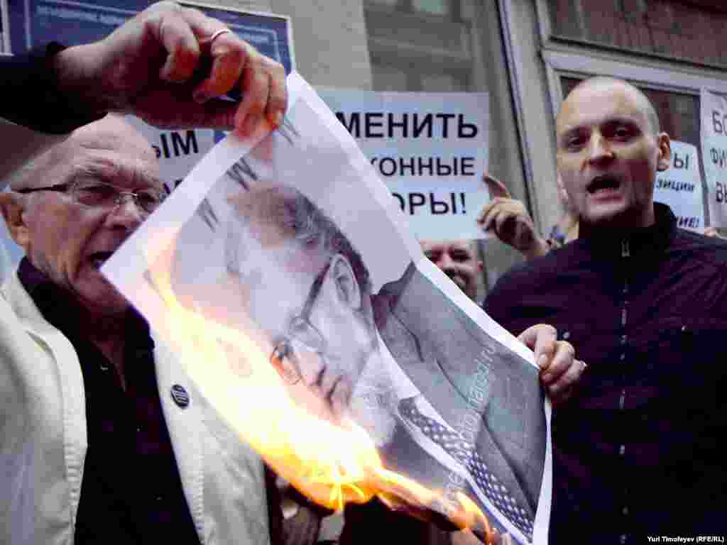 Были сожжены три портрета Чурова, но милиция вмешиваться в происходящее не стала, и никто задержан не был.