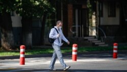 Мужчина в защитной маске переходит дорогу. Алматы, 11 сентября 2020 года.