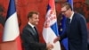 Președintele sârb Aleksandar Vucic (dreapta) dă mâna cu președintele francez Emmanuel Macron la Belgrad pe 29 august. 