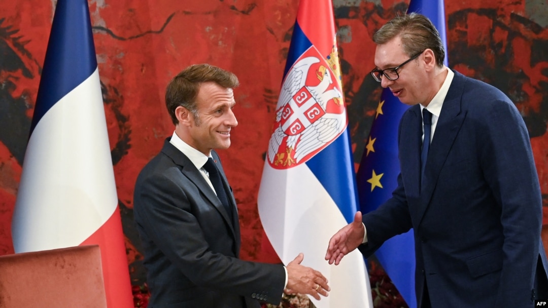 Președintele sârb Aleksandar Vucic (dreapta) dă mâna cu președintele francez Emmanuel Macron la Belgrad pe 29 august. 