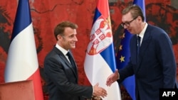 Președintele sârb Aleksandar Vucic (dreapta) dă mâna cu președintele francez Emmanuel Macron la Belgrad pe 29 august. 