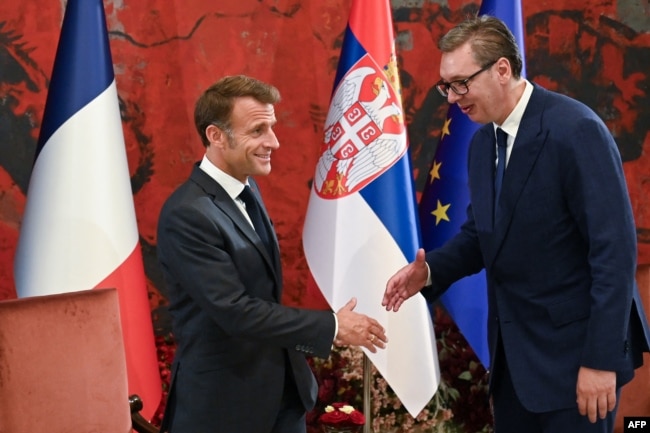 Emmanuel Macron dhe Aleksandar Vuçiq në bisedime në Beograd më 29 gusht 2024