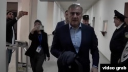 «Ուժեղ Հայաստան» կուսակցության առաջնորդ, գործարար Սամվել Կարապետյանը  ժամանում է դատարան, Երևան, 15-ը ապրիլի, 2026թ. 