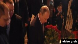 Путин возлагает цветы в память о погибших в метро Санкт–Петербурга