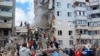 Рятувальники здійснюють пошукову операцію на місці руйнування підʼїзду, Бєлгород, 12 травня 2024 року