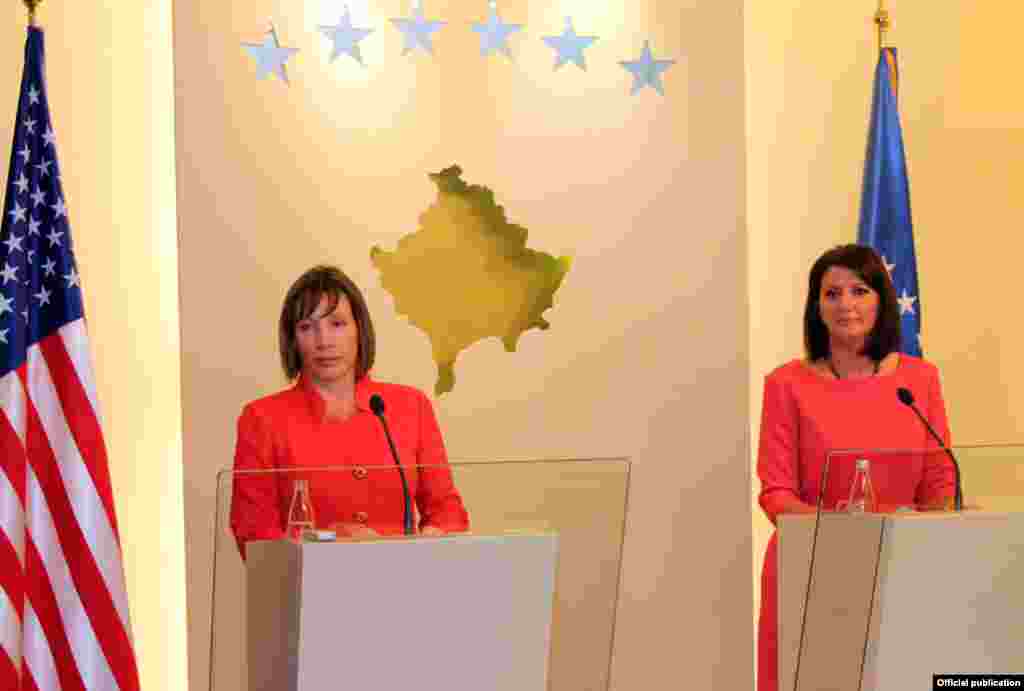 Kosovo - Susret kosovske predsjednice Alifete Jahjaga i Tracey Ann Jacobson, nove američke veleposlanice u Prištini, 16. august 2012.