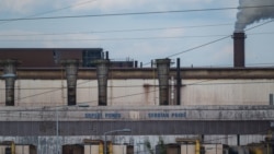 Dimnjaci čeličane u vlasništvu kineske kompanije HBIS u selu Radinac, blizu grada Smedereva u istočnoj Srbiji, 25. april 2024. 