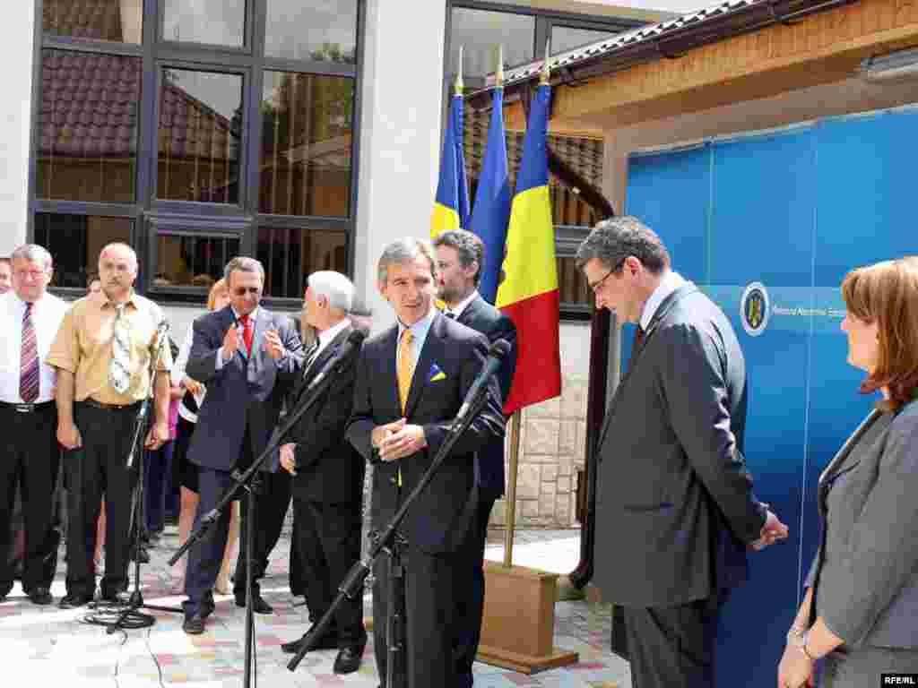 In fața publicului la Consulat - (Foto: Vasile Botnaru)