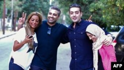 محمد فهمی (نفر دوم از چپ) و باهر محمد (نفر دوم از راست) ساعتی پس از آزادی در کنار همسران‌شان