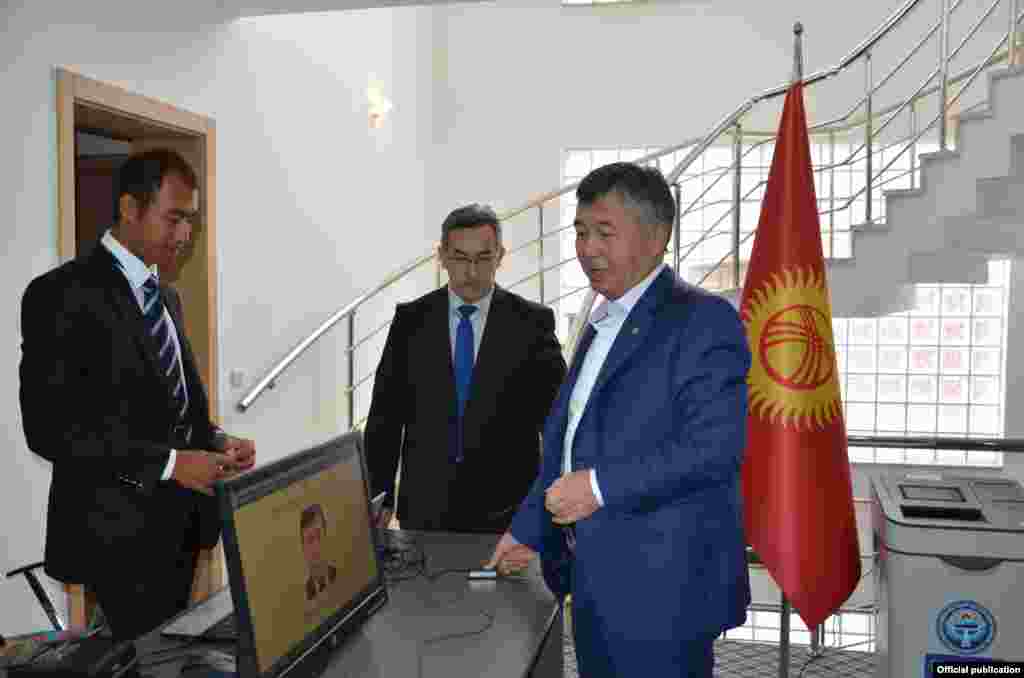 Голосует посол Кыргызстана в Турции Ибрагим Жунусов