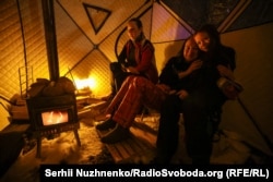 Мобільна баня та велика тепла надувна палатка безкоштовно для людей у часи блекауту, Київ, 16 січня 2026 року// Український бізнесмен і мандрівник Артемій Сурін повідомив, що з 17 січня на ВДНГ працюватимуть мобільна баня та велика тепла надувна палатка.